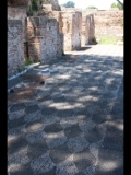 06961 ostia - regio i - insula xi - domus del tempio rotondo (i,xi,2-3) - korridor an der westseite des hofes - bli ri norden.jpg